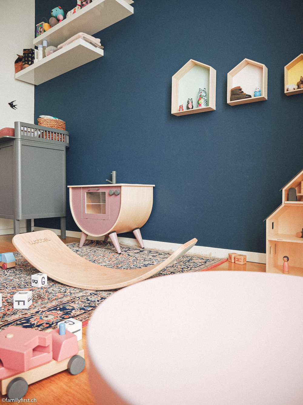 Sebra Interior Möbel und Spielzeuge, Wobbel-Brett und Flexa-Tisch und -Hocker